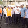 Bí thư Tỉnh ủy Quảng Trị Vương Quốc Tuấn kiểm tra thực địa các dự án tại Trung tâm Điện lực Quảng Trạch. (Ảnh: Nguyên Linh/TTXVN)