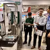 Người mua hàng tìm kiếm nguồn cung linh kiện, thiết bị mới tại triển lãm. (Ảnh: Mỹ Phương/TTXVN)