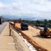 Nhu cầu đất đắp nền đường phục vụ Dự án Hoàn thiện đường ven biển 129, thành phần 1 (phía Nam thành phố Đà Nẵng) khá lớn trong khi nguồn cung khan hiếm. (Ảnh: Đỗ Trưởng/TTXVN)