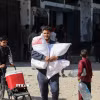 Người dân nhận bột mì viện trợ tại Gaza ngày 2/4/2025. (Ảnh: THX/TTXVN)