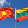 Cờ Việt Nam và cờ Litva. (Ảnh: Vietnam+)