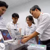 Giảng viên Khoa công nghệ điện tử Trường Đại học Công nghiệp Thành phố Hồ Chí Minh hướng dẫn sinh viên học tập, nghiên cứu tại Phòng thí nghiệm IoT and AI. (Ảnh: Thanh Vũ/TTXVN)