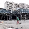 Tòa nhà bị hư hại do xung đột tại Mariupol, Ukraine, ngày 28/4/2022. (Ảnh: THX/ TTXVN)