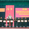 Các cá nhân có thành tích xuất sắc trong công tác tìm kiếm, quy tập và xác định danh tính hài cốt liệt sỹ trên địa bàn tỉnh nhận bằng khen của Chủ tịch UBND tỉnh. (Ảnh: Hồng Thái/TTXVN)