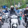 Nhiều người mặc thêm quần áo ấm, găng tay khi di chuyển ngoài trời. (Ảnh: Hoàng Hiếu/TTXVN)