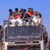 Người dân Palestine nhận hàng viện trợ tại Beit Lahia, Dải Gaza ngày 1/8/2025. (Ảnh: THX/TTXVN)