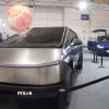 Mẫu xe điện của hãng Tesla được giới thiệu tại triển lãm ô tô ở Lisbon, Bồ Đào Nha. (Ảnh: THX/TTXVN)