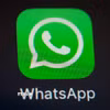 Biểu tượng WhatsApp trên một màn hình điện thoại. (Ảnh: AFP/TTXVN)