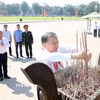 Tổng Bí thư, Chủ tịch nước Tô Lâm dâng hương tưởng nhớ Chủ tịch Hồ Chí Minh trước Lăng Bác. (Ảnh: Thống Nhất/TTXVN)