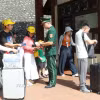 Bộ đội Biên phòng cửa khẩu quốc tế Hữu Nghị kiểm soát thủ tục xuất nhập cảnh khu vực mốc 1116. (Ảnh: Quang Duy/TTXVN)