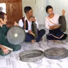 Đồng bào Co, tỉnh Quảng Ngãi luôn chú trọng bảo tồn và phát huy các giá trị văn hóa truyền thống độc đáo của dân tộc như: chiêng, nghệ thuật đấu chiêng. (Ảnh: Đinh Hương/TTXVN)