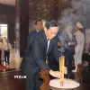 Bí thư Thành ủy Thành phố Hồ Chí Minh Trần Lưu Quang dâng hương tưởng nhớ Chủ tịch Tôn Đức Thắng tại Bảo tàng Tôn Đức Thắng. (Ảnh: Thanh Vũ/TTXVN)