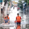 Lực lượng chức năng hỗ trợ người dân những khu vực ngập sâu di dời đến nơi ở khác. (Ảnh: Nguyễn Thanh/TTXVN)