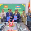 Ban chuyên trách 2 tỉnh ký kết biên bản bàn giao, tiếp nhận hài cốt liệt sỹ. (Ảnh: TTXVN phát)