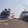 Hai tàu du lịch biển 5 sao quốc tế là Seabourn Encore và Silver Whisper mang quốc tịch Bahamas cùng cập Cảng tàu khách quốc tế Hạ Long. (Ảnh: Thùy Dương/TTXVN phát)
