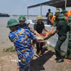 Cán bộ, chiến sỹ Hải đội Biên phòng 2, Bộ đội Biên phòng tỉnh Ninh Bình cứu hộ ngư dân gặp nạn trên biển. (Ảnh: TTXVN phát)
