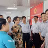 Ông Lê Quang Tùng, Ủy viên Trung ương đảng, Bí thư Thành ủy Cần Thơ (bìa phải) kiểm tra hoạt động tại Trung tâm phục vụ hành chính công xã Liêu Tú. (Ảnh: Trung Hiếu/TTXVN)