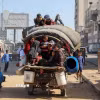 Người dân Palestine mang theo đồ đạc trở về thành phố Gaza ngày 11/10/2025. (Ảnh: THX/TTXVN)