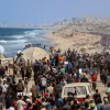 Người dân Palestine mang theo đồ đạc trở về thành phố Gaza ngày 10/10/2025. (Ảnh: THX/TTXVN)