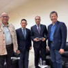 Bộ trưởng Thể thao Algeria Walid Sadi (thứ 3, từ trái qua) tiếp Chủ tịch Liên đoàn Vovinam Thế giới Mai Hữu Tín (phải) tại thủ đô Algiers, ngày 8/5/2025. (Ảnh: TTXVN phát)