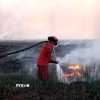 Lính cứu hỏa nỗ lực dập lửa cháy rừng do ảnh hưởng của El Nino tại Ogan Ilir, Nam Sumatra, Indonesia. (Ảnh: THX/TTXVN phát)