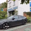 Một trạm sạc xe ôtô điện tại phố Dieweg, quận Uccle, Brussels, Bỉ. (Ảnh: Hương Giang/TTXVN)