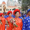 Các cặp đôi tham gia “Lễ cưới tập thể” năm 2026 tại Công viên Tượng đài Bác Hồ, phố đi bộ Nguyễn Huệ. (Ảnh: Thanh Vũ/TTXVN)