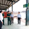 Đoàn kiểm tra liên ngành của Bộ Quốc phòng kiểm tra công tác tuyên truyền chống khai thác IUU tại Cảng cá La Gi (phường Phước Hội). (Ảnh: Nguyễn Thanh/TTXVN)