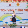 Em Vila Xaynhavong, học sinh lớp 8A Trường Song ngữ Lào-Việt Nam Nguyễn Du tham gia phần thi kể chuyện bằng tiếng Việt với chủ đề "Địa đạo Vịnh Mốc-Quảng Trị, nơi sự sống bất diệt". (Ảnh: Xuân Tú/TTXVN)