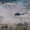 Binh sỹ Indonesia đu dây từ trực thăng H-225 M Caracal của Không quân Indonesia trong cuộc tập trận quân sự chung Siêu Lá chắn Shield 2024 tại Situbondo, Đông Java ngày 6/9/2024. (Ảnh: AFP)