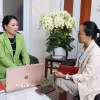 Bà Trịnh Ngọc Ánh, Bí thư Đảng ủy xã Đại Sơn, thành phố Hải Phòng (trái) trao đổi với phóng viên TTXVN. (Ảnh: Mạnh Minh/TTXVN)