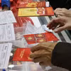 Mua vàng cầu may tại cửa hàng của Tập đoàn Vàng bạc Đá quý DOJI trên phố Trần Nhân Tông, quận Hai Bà Trưng. (Ảnh: Trần Việt/TTXVN)