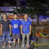 Các đối tượng cùng tang vật. (Ảnh: TTXVN phát)