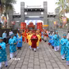 Nghi lễ diễu hành rước lễ, dâng lễ vật bánh chưng, bánh dày, hoa quả, đặc sản Nam Bộ lên Quốc Tổ Hùng Vương. (Ảnh: Thanh Vũ/TTXVN)