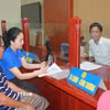 Thanh niên xã Tân Thuận (tỉnh Hưng Yên) hỗ trợ người dân thực hiện thủ tục hành chính tại Trung tâm phục vụ hành chính công xã Tân Thuận. (Ảnh: Thu Hoài/TTXVN)