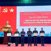 Thủ trưởng Ban Chỉ huy Bộ đội Biên phòng tỉnh Quảng Trị khen thưởng các cá nhân có thành tích xuất sắc trong đấu tranh thành công Chuyên án QT925.3. (Ảnh: Võ Dung/TTXVN)