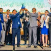 Anh hùng Lao động Hồ Quang Cua, người lai tạo giống lúa - gạo ST25, nhận biểu trưng vinh danh tại cuộc thi “Gạo ngon nhất thế giới” năm 2025. (Ảnh: TTXVN phát)