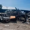 Các phương tiện bị đốt cháy trong bạo lực băng nhóm ở thủ đô Port-au-Prince, Haiti, ngày 25/3/2024. (Ảnh: AFP/TTXVN)