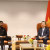 Trưởng Ban Chính sách, chiến lược Trung ương Nguyễn Thanh Nghị và đồng chí Tổng Bí thư Đảng Mặt trận Giải phóng Nhân dân Sri Lanka Tilvin Silva. (Ảnh: Quang Trung/TTXVN)