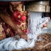 Công đoạn ép bột thành sợi và xếp thành bánh hỏi trên khay. (Ảnh: Khánh Hòa/TTXVN)