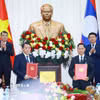 Thủ tướng Lê Minh Hưng và Thủ tướng Lào Saleumxay Kommasith chứng kiến trao Biên bản bàn giao hệ thống quản lý dân cư và căn cước công dân tại Lào giữa Bộ Công an Việt Nam và Bộ Công an Lào. (Ảnh: Dương Giang/TTXVN)