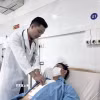 Bác sỹ bệnh viện Đà Nẵng thăm khám cho bệnh nhân trong thời gian phục hồi sau phẫu thuật. (Ảnh: TTXVN phát)