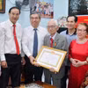 Trao Huy hiệu 80 năm tuổi Đảng cho cán bộ lão thành 103 tuổi
