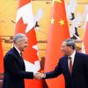 Thủ tướng Canada Mark Carney và Thủ hiến Trung Quốc Lý Khương bắt tay sau lễ ký kết tại Đại lễ đường Nhân dân ở Bắc Kinh, Trung Quốc vào thứ Năm, ngày 15/1. (Nguồn: Canadian Press)