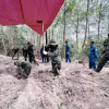 Các thành viên Đội K51 Đắk Lắk và các lực lượng cẩn thận đào từng lớp đất để tìm kiếm, quy tập hài cốt liệt sỹ trong Chiến dịch 500 ngày đêm. (Ảnh minh họa. TTXVN phát)