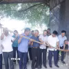 Lãnh đạo tỉnh Hưng Yên và người dân tháo dỡ barie thu phí của cầu Đún sau khi chủ đầu tư đồng ý hiến tặng cầu. (Ảnh: Đinh Văn Nhiều/TTXVN)