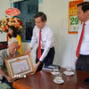 Ông Đoàn Minh Huấn, Ủy viên Bộ Chính trị, Giám đốc Học viện Chính trị Quốc gia Hồ Chí Minh trao chứng nhận 80 năm tuổi Đảng cho đảng viên Phạm Duy Khương. (Ảnh: Thanh Liêm/TTXVN)