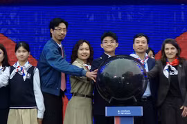 Các đại biểu nhấn nút khai mạc Ngày hội An toàn trực tuyến “Không Một Mình”. (Ảnh: PV/Vietnam+)
