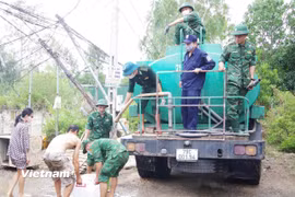 Bộ đội Biên phòng Nha Trang đưa nước sạch đến với bà con vùng lũ Đồng Rọ