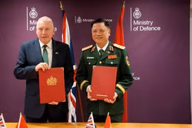 Thượng tướng Nguyễn Trường Thắng, Thứ trưởng Bộ Quốc phòng Việt Nam và Ngài Vernon Coaker, Quốc vụ khanh Bộ Quốc phòng Liên hiệp Vương quốc Anh và Bắc Ireland. (Ảnh: BQP)